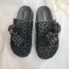 Meias-pantufas fechadas de um passo, novo estilo vazado, para mulheres, malha respirável, para uso externo, chinelos de sola plana, sapatos de verão femininos 2026