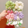 Goma para el pelo con colgante de flor de fresa estilo coreano, un accesorio para el cabello alegre y dulce para que los niños recojan su cabello en un moño