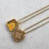 Pequeño colgante de acero de titanio Thangka pintado a mano de oro Thangka ocho santos patronos Zakilam collar de madre verde