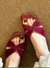 Chinelos femininos estilo francês com bico quadrado, novo modelo de verão 2026, versáteis para uso externo, de salto baixo, chinelos casuais de praia estilo férias para mulheres