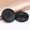 Botões coloridos de resina para ternos, camisas e casacos; botões redondos de quatro furos; cor sólida, versátil, adequados para casacos de lã e trench coats