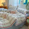 Conjunto Novo de Renda Bordada em Algodão Puro Fresco e Simples de Quatro Peças Nova Cor Jacquard Tecido em Renda Floral Capa de Edredom Lençol de Cama Conjunto de Sacola de Presente~