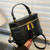 Bolso Pequeño Texturizado de Alta Gama para Mujer, Nueva Moda Primavera/Verano 2026, Bolso Cruzado de Nicho, Bolso Cubo de Mano de Moda para Mujer