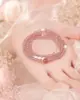 A pulseira de pérolas de três fios de Fen Zhenyun para mulheres é feita de cristal branco e cristal de morango.