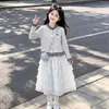 Traje estilo princesa para crianças mais velhas, vestido de bolo com retalhos de renda primavera/outono 2026, padrão de moda estilo coreano, conjunto de cardigã com retalhos color-blocking, moderno