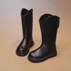 2026 Novas Botas Longas para Meninas Outono Botas de Equitação Infantil Couro Macio Solado Grosso Antiderrapante Crianças Médias e Grandes Botas de Couro Cano Alto para Meninas