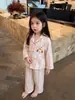 Conjunto de Pijama Listrado de Desenho Animado para Meninas Outono 2026 Novo Estilo Roupa de Casa Separada com Top e Calça Longa para Bebês e Crianças