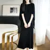 Vestido de Tricô Gola Redonda em Lã Fina com Design de Capa, Cor Sólida, Saia Midi para Mulheres - Coleção Outono/Inverno 2026