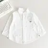 Vale do Vento 2026 Outono Novo Estilo Coreano Solta Infantil Carta Branca Moda Versátil Camisa de Menino Novo Produto