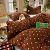 Juego de ropa de cama de invierno de cuatro piezas estilo blogger coreano, ultra suave de calidad A, de terciopelo de leche, con estampado de lunares estilo INS y diseño cálido de vellón de doble cara