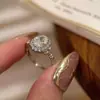 Anillo de Plata de Ley S925 Corona Forma Ovalada Huevo de Paloma Moissanita de Carbono Alto para Mujer de Dos Quilates Gama Alta con Boca Viva y Soporte Vacío