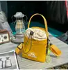 Bolso bandolera pequeño de estilo montañés para exteriores con textura de niebla suave y bloques de color, con cordón, para parejas, adecuado para senderismo, camping y uso casual como bolso para el teléfono