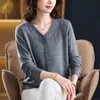 Camada base estilosa de outono 2026 com mangas compridas para mulheres de meia-idade e idosas, cardigã falso, suéter de tricô elegante e moderno com decote em V