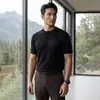 La nueva colección de Baicai Rong presenta una elegante camiseta de cachemir para hombre de manga corta con cuello redondo y un diseño minimalista de punto abierto.
