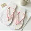 2026 Nuevas Chanclas de Mujer Más Vendidas Verano Exterior Antideslizantes Inodoras Simples Versátiles Súper Suaves Modernas Playa Hogar
