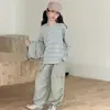 Nuevo atuendo de otoño 2026 para niñas: un conjunto de tres piezas que incluye un chaleco y pantalones de pierna ancha, perfecto para la ropa deportiva y casual de los niños