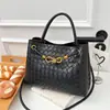 Primavera de 2026 Nova Grande Capacidade Luxuosa Tecida Moda Versátil Elegante Bolsa de Ombro Transversal de Mão Transfronteiriça
