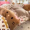 Juego de ropa de cama de cuatro piezas de terciopelo de leche engrosado para invierno, fresco y acogedor, juego de tres piezas cálido de franela y forro polar de coral para dormitorios de estudiantes