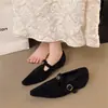 Sapatos Slip-On Apontados Novos Outono e Inverno 2026 com Interior em Camurça e Saltos Anabela Escondidos, Apresentando um Design Único e Elegante