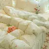 Estilo minimalista lunares suave y fresco juego de cama de tres piezas para dormitorio estudiantil con faldón de cama, juego de cuatro piezas disponible para entrega