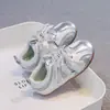 Zapatos de Entrenamiento de Ballet para Niñas 2026 Nuevo Primavera y Otoño Aumentadores de Altura Transpirables Antideslizantes Cinta de Perla Casual Versátil Zapatos Blancos