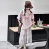 Camiseta de Manga Curta com Estampa de Morango para Meninas Verão 2026, Top Fashionável Soltinho Estilo Coreano de Meia Manga para Crianças Maiores