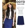 Lindo look de início de primavera: saia de bolinhas, camiseta de ombro normal, roupa de praia única e linda para o início do verão, um conjunto ootd completo
