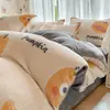 Juego de Ropa de Cama Gruesa de Invierno con Copos de Nieve de Leche de Felpa Cuatro Piezas Juego de Tres Piezas de Sábana de Felpa de Doble Cara, Franela, Felpa de Coral, Funda de Edredón