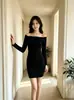 Estilo Deseo Puro Chica Picante Vestido de un Hombro Manga Larga Hombros Descubiertos Otoño Nuevo Estilo Falda Bodycon con Dobladillo de Volantes para Mujer