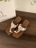 Temporada del Primer Encuentro: Sandalias de alta gama, de tacón bajo, estilo chancla con tacón de cuña, diseñadas para que las mujeres las usen al aire libre, con adornos de perlas y un estampado de lunares.