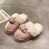 Chinelos de inverno com personagem de desenho animado, novo estilo 2026, sapatos de algodão espessos para mulheres, fáceis de calçar, fofos, confortáveis, modernos e forrados com fleece