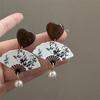 Pendientes de abanico en relieve de estilo chino para mujer, nuevos pendientes de nicho 2024, pendientes de temperamento retro únicos, pendientes de alta gama