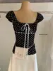 Wgwe8864 Guangzhou Shisanxing Moda Feminina Verão Novo Poá Gola Quadrada Laço Manga Curta Top Estilo Curto