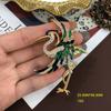 Broche de pájaro dulce y adorable de nicho francés, chapado en oro auténtico, esmaltado verde, con gemas esmaltadas.