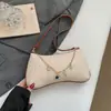 Bolsa de ombro sob o braço moderna para mulheres, design trançado fashion, novo modelo de verão 2026, com pingente de cereja, bolsa de palha estilosa para praia
