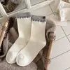 Botão de acessório de acabamento de orelha de madeira meias de botão meias femininas de cano médio Outono Inverno Meia folgada estilo garota japonesa ins sem costura