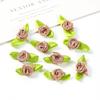 Venta Caliente de Fábrica Flores Pequeñas de Rosa con Hojas Accesorios para Ropa Cinta Ropa Lencería Decoración DIY Hecho a Mano Cinta de Satín Flores Pequeñas