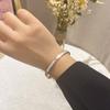 Pulsera de Acero de Titanio que No se Desvanece con Diamantes Incrustados de Nácar para Mujer 2026 Nuevo Estilo Lujo Ligero Diseño de Nicho Joyería de Mano de Alta Gama