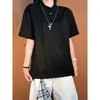 Camiseta de verano para hombre estilo americano, deconstruida, con cuello Henry, manga corta, botones metálicos, rayas verticales, diseño plisado y corte limpio.