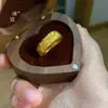 Anillo de Flor de Peonía con Puntos de Oro Arena y Diamante Mismo Estilo de la Joyería Puzuo Nuevo Chinoiserie Flor de Alto Valor Versión Ancha para Novia