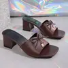 Sandalias de tacón medio con cadena de punta cuadrada transfronterizas 2026 nuevo talla grande tacón grueso estilo europeo y americano para mujer en stock