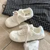 Súper elegantes y cómodos, estos tenis blancos para mujer son una nueva colección primavera/otoño 2026 con suelas gruesas y un diseño versátil, perfectos como zapatillas de entrenamiento alemanas