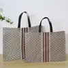 Bolso de tienda de ropa de alta gama, bolsa de regalo de ropa de mujer no tejida, bolsa de compras impermeable de plástico con protección ambiental, personalizada