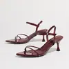 Sandálias femininas de salto alto com tira fina, fornecimento de presentes para comércio exterior, sapatos elegantes de salto baixo kitten heel para primavera/verão, sapatos femininos de salto taça
