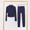 Conjunto Lulu Df de Chaqueta Corta con Cuello Alto y Pantalones Cropped con Etiqueta, En Stock Envío Directo, Corte Ajustado Cuello Alto, Cremallera Dorada Elástica