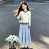 Suéter de tricô xadrez patchwork moderno estilo coreano e saia doce e fofa com laço - um conjunto de duas peças para meninas
