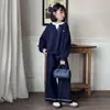Calça jeans estilosa e moderna de corte solto para meninas, com design da moda, versátil acabamento em renda e estilo casual de perna larga, perfeita para crianças mais velhas.