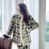 Pijama a cuadros de lana de cordero para casa para mujer, nuevo estilo Invierno 2026, pijama grueso de forro polar para niñas, ropa de estar de invierno que se puede usar en exteriores