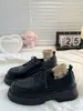 Zapatos Pequeños de Cuero Marrones Estilo Retro Británico para Mujer 2025 Nuevos Otoño e Invierno con Cordones Suela Gruesa que Aumentan la Altura Puntera Redonda JK Versátiles Planos