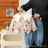 Conjunto da Moda Fofo com Tema de Coelho, Novo Estilo Versátil de Manga Longa para Meninas Jovens, Jaqueta de Desenho Animado Conjunto Tendência de Três Peças